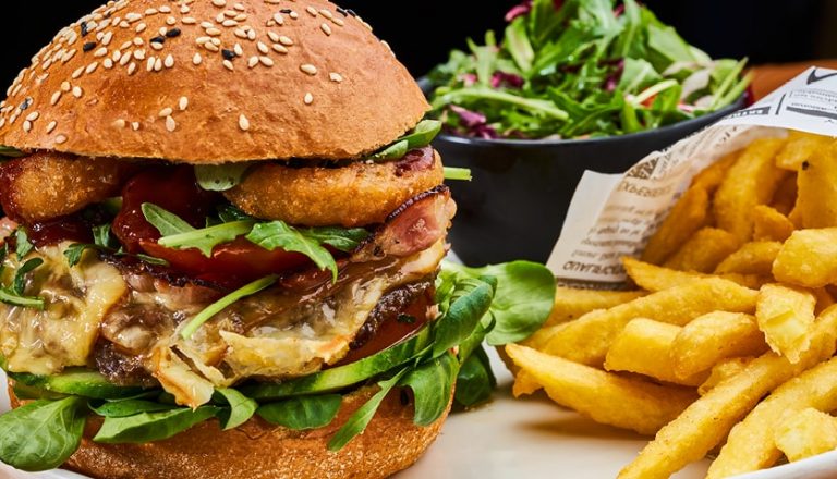Burger mit Pommes