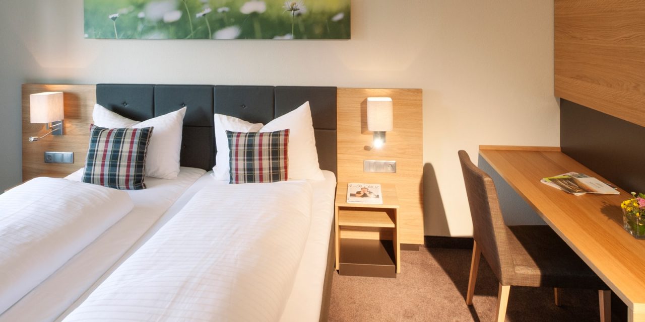 Doppelzimmer mit Schreibtisch