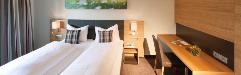 Doppelzimmer mit Schreibtisch