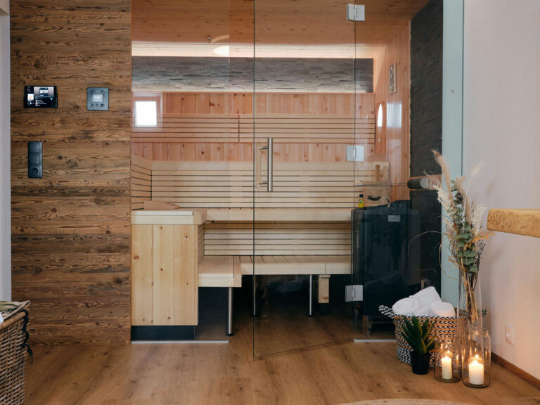 Sauna aus Holz im VitalSpa
